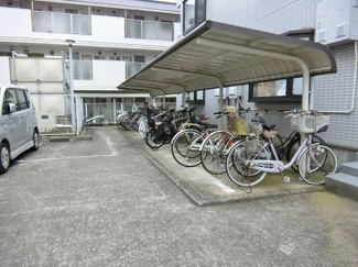 【その他共用部分】 | 屋根付きの駐輪場で雨が降っても大切な自転車が濡れなくてすみますね♪駅から自転車もおすすめです！