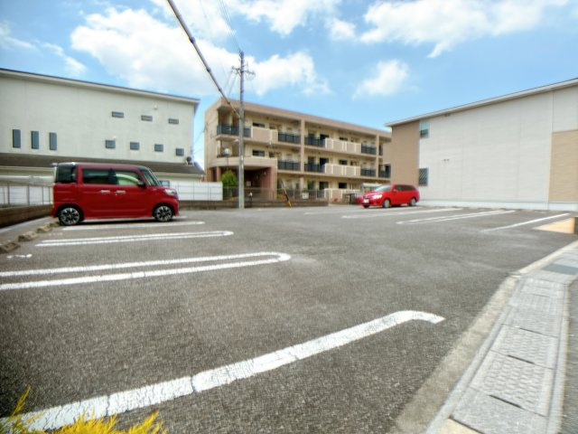 プラシードⅣの駐車場