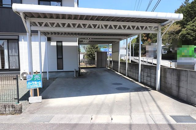 香南市野市町母代寺 三方角地の開放感のあるお家の駐車場|屋根付き駐車場があるので、雨の日も安心です