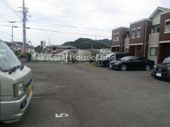 ルーチェの駐車場|駐車場があるので、車を買う予定の方も安心です