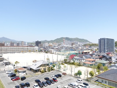 【展望】 | サーパス海老園 | 五日市南小学校を見下ろすことができ、お子様の通学も安心して見守れます