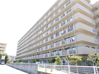 【外観】 | サーパス海老園 | 総戸数97戸の本物件は、小学校やスーパーにも近く、子育て世代にとってもとても助かる施設が近隣に充実しています