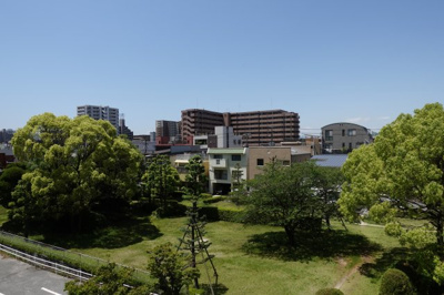 【展望】 | みゆきパークマンションB棟 | 【四季を感じる】
四季の移ろい・爽やかな青空や風を感じられ
自然を愉しめるパノラマビュー。
毎日の暮らしに余裕を感じさせてくれる、
遮る物の無い開放的な眺望を是非、ご堪能ください。