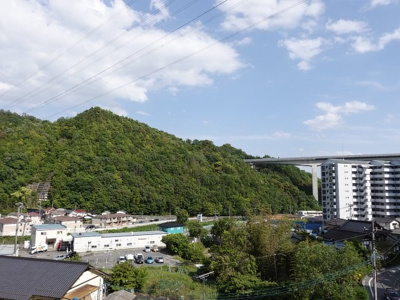 【展望】 | アーク五日市 | 五日市の山並みが見えるまるマンテンビュー！前面棟が無いので自然を感じられる眺望がとれています。