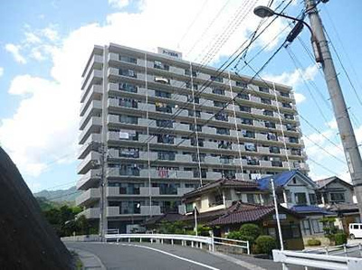 【外観】 | アーク五日市 | 総戸数60戸本物件は多すぎず、少なすぎず程よい戸数です。加えて大規模修繕もしっかりしていて、安心してお住まいになれます。