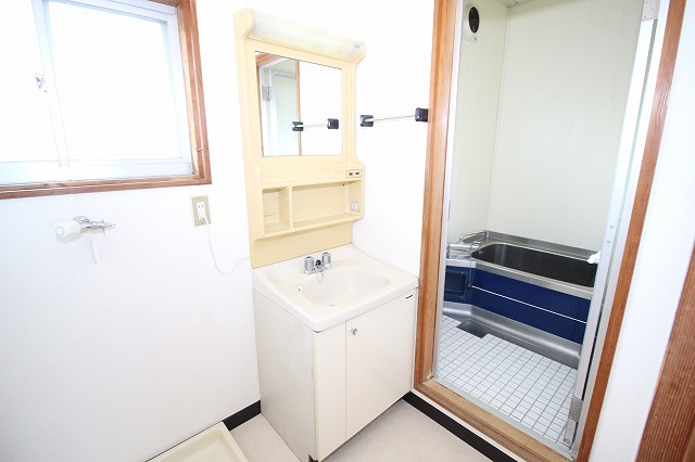 Mハイツの独立洗面台|独立洗面台、小物を置くことができて便利です