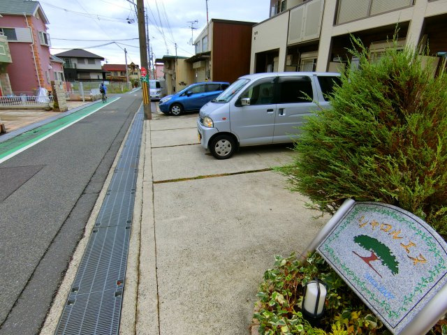 シャロルエヌの駐車場