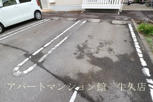 イーストコートBの駐車場