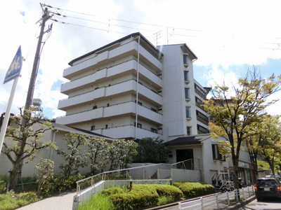【外観】 | ローレルコート千里山田 | 【現地写真】
鉄筋コンクリート造の
25戸の綺麗なマンション♪