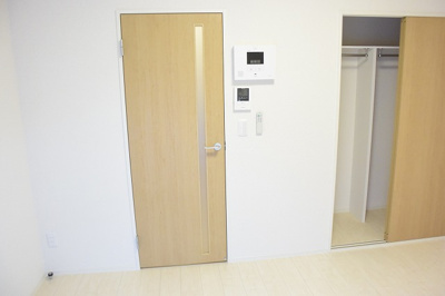 【内装】 | クレイノ池田石橋 | エアコンやテレビ・カーテンなどが付いています。