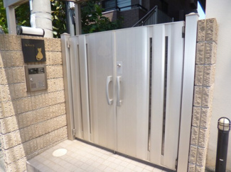 【エントランス】 | 防犯対策に有効なオートロック付きのエントランスです！一人暮らしの方も安心ですね♪