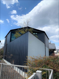 【外観】 | 岐阜市大菅北　中古戸建　駐車スペース3台！
南側からの外観です。三角形の中庭スペースはお子様を遊ばせたりワンちゃんのドックランスペースとして、これからの時期お外ご飯満喫出来ます♪