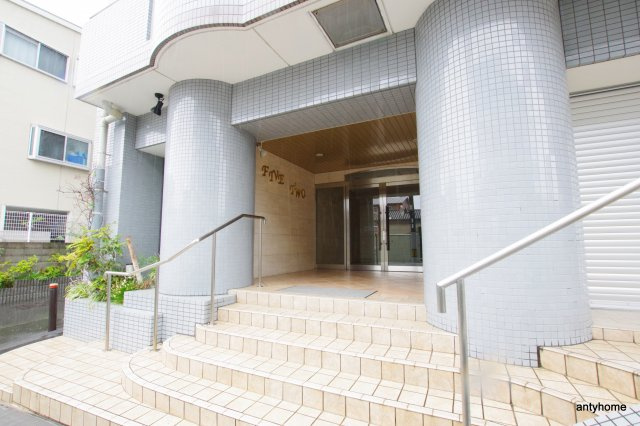 FIVE TWO　仲介手数料無料のエントランス