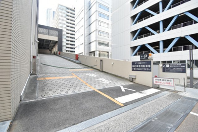 【駐車場】 | 【千里中央×タワーマンション】ザ・千里タワー | 駅直結と言っても過言ではない近さ、スーパーや銀行、飲食店など様々なお店が徒歩5分以内にございます。