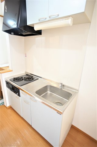 プチキャロットのキッチン|２口コンロシステムキッチンはグリル付きです（２階のお部屋の写真です）