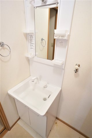 プチキャロットの独立洗面台|朝など便利なシャンプードレッサー（２階のお部屋の写真です）