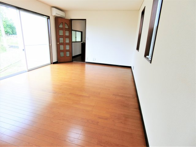 弓渡戸建ての居間・リビング