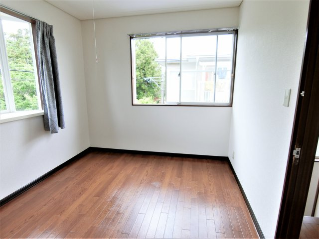 弓渡戸建ての洋室