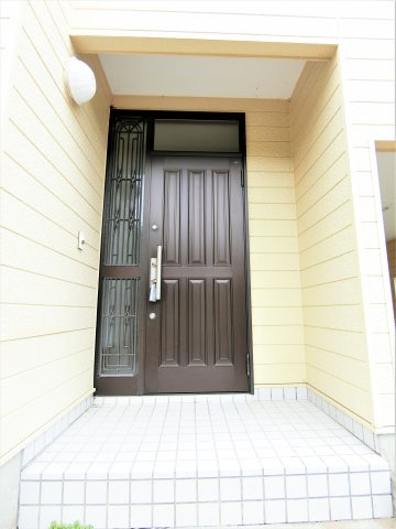 弓渡戸建ての玄関