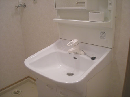 シェアーウエストの洗面所|明るい洗面所です