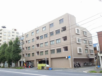【外観】 | 南向きにつき陽当たり良好。
足音等階下の心配のない1階住居につき子育て世代におすすめです♪