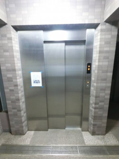 【その他共用部分】 | お買い物時やベビーカーの出し入れに便利なエレベーター付。