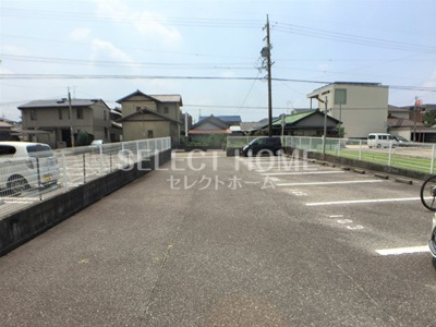 【駐車場】 | プレイソ大平 | 駐車場があるので、車を買う予定の方も安心です