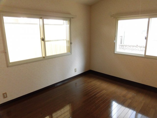 チェリーハイツBの洋室|落ち着いた色調の洋室です