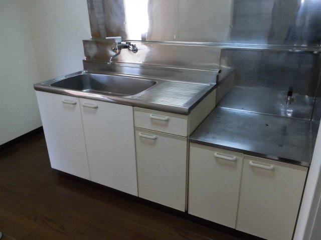 チェリーハイツBのキッチン|コンパクトなキッチンで掃除もラクラク