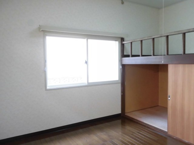 チェリーハイツBの寝室|広くて明るい寝室