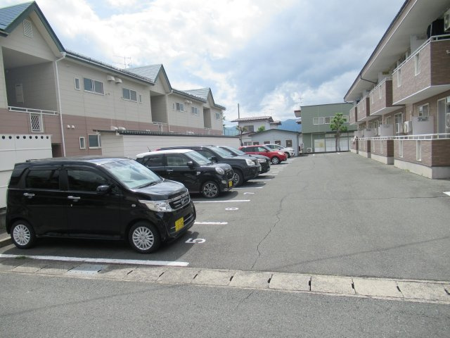 モーツァルト壱番館の駐車場