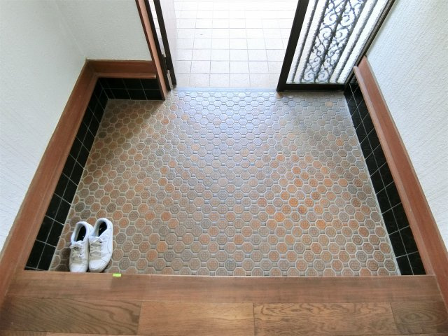 土気町1553邸の玄関