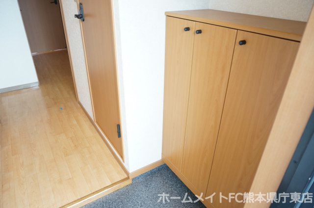 熊本市東区小山５丁目のアパートの玄関
