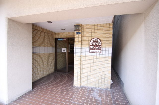 リバーライズ足代のエントランス