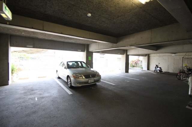 リバーライズ足代の駐車場
