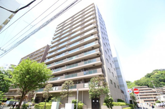 【外観】 | 全面タイル張りによる重厚感溢れる外観です。地震を軽減させる「免振構法」を採用。建物と基礎の間にクッションを設け、地震力が直接建物につたわりませんので建物の構造安全性が向上します。