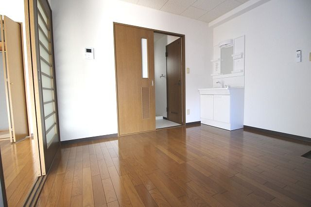 アルカサール・アンの居間・リビング|おしゃれな居間です
※間取り反転の場合あり