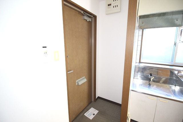 アルカサール・アンの玄関|明るい玄関です
※間取り反転の場合あり