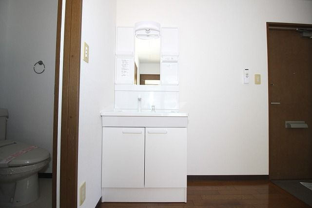 アルカサール・アンの独立洗面台|独立洗面化粧台が付いています
※間取り反転の場合あり