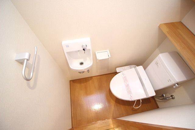 カーサ地球33番地のトイレ|落ち着いた色調のトイレです