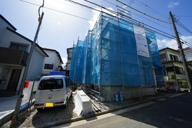 【成約】南ひな壇につき陽当り良好♪カースペース２台！１６帖の４ＬＤＫ。保土ヶ谷区法泉２丁目　新築戸建ての外観
