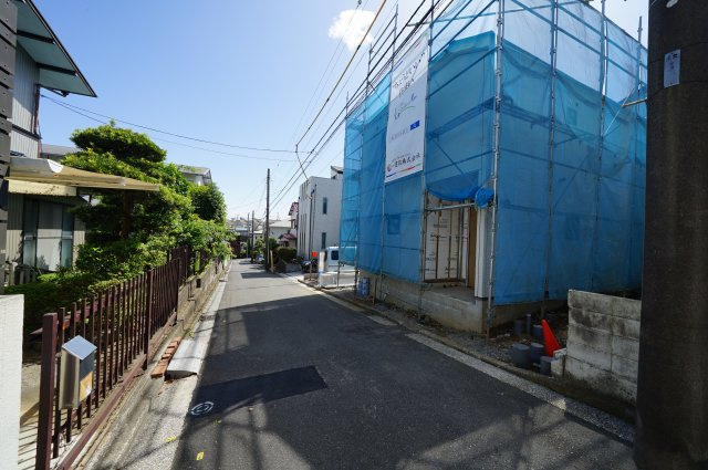 【成約】南ひな壇につき陽当り良好♪カースペース２台！１６帖の４ＬＤＫ。保土ヶ谷区法泉２丁目　新築戸建ての前面道路含む現地写真