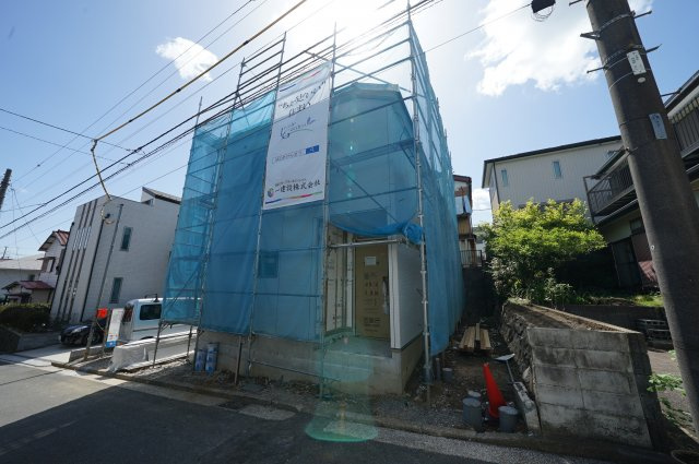 【成約】南ひな壇につき陽当り良好♪カースペース２台！１６帖の４ＬＤＫ。保土ヶ谷区法泉２丁目　新築戸建ての外観