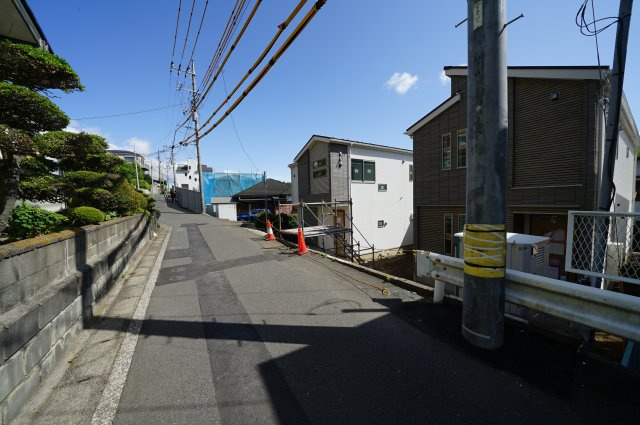東戸塚駅バス5分の好立地、通勤・通学にも便利♪ＬＤＫ１６．１帖の４ＬＤＫ。保土ヶ谷区今井町　全３棟新築戸建ての前面道路含む現地写真