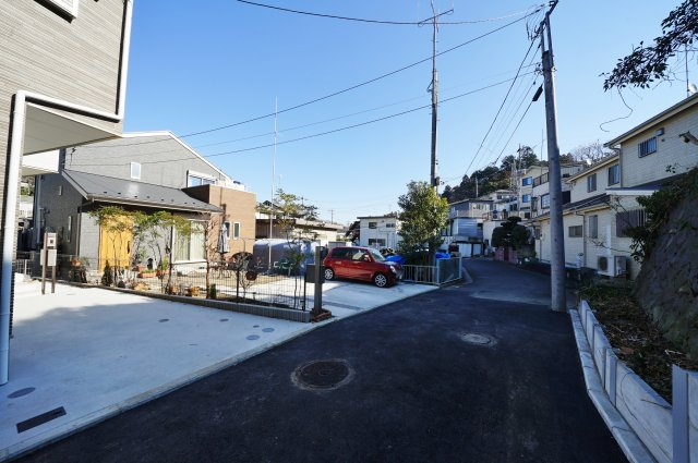 近隣にはこども自然公園があり、緑豊かな住環境！ＬＤＫ１８．６帖の４ＬＤＫ♪保土ヶ谷区今井町　全４棟新築戸建ての前面道路含む現地写真