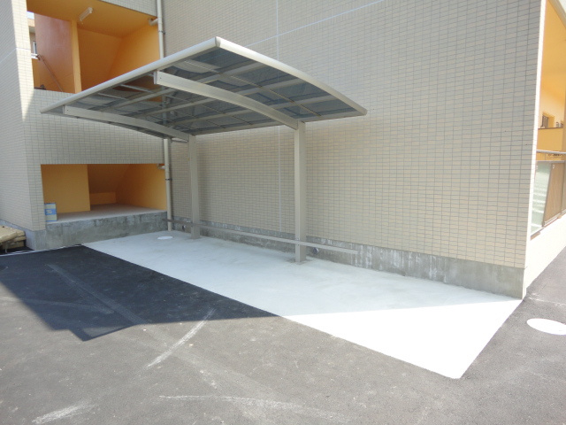 ルネス荒木五番館【キャッシュバック対象物件】の駐車場