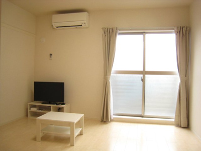 【寝室】 | クレイノ大物 | エアコンやテレビ・カーテンなどが付いています。
