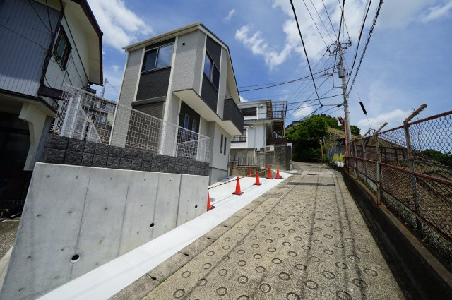 高台の東南角地につき眺望・陽当り良好♪リビング床暖房付！保土ヶ谷区初音ケ丘　新築戸建ての前面道路含む現地写真
