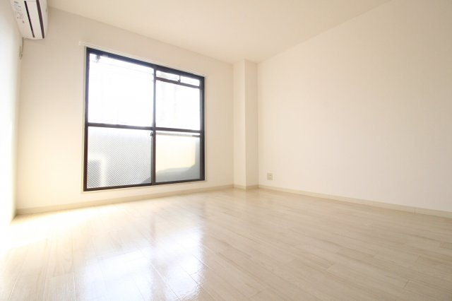 【居間・リビング】 | サンシティ王子 | 洋室８帖　明るいお部屋です♪