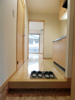 【展望】 | 玄関から室内への景観です！キッチンの奥に洋室7.5帖のお部屋があります♪